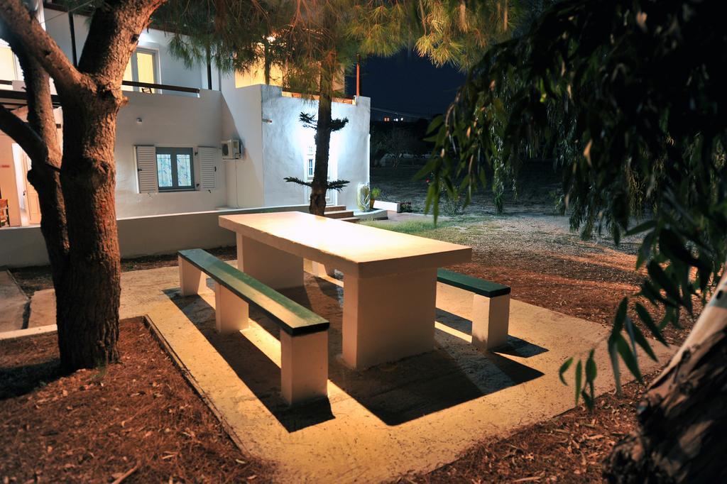Tsakanos Apartments Adamantas Exterior photo